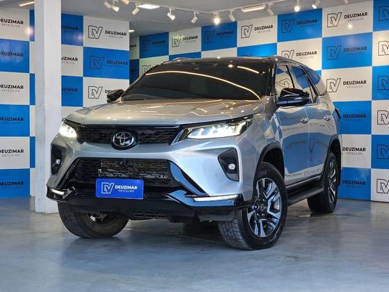 TOYOTA HILUX SW4 2.8 D-4D TURBO DIESEL DIAMOND 7L 4X4 AUTOMÁTICO